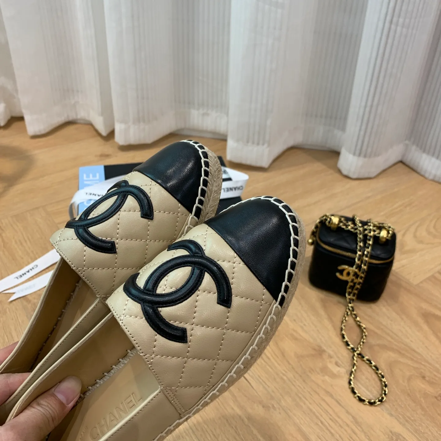 👟👟Ex-factory price 480👟👟 👑New colors are coming ✌️The new version of Chanel fisherman shoes is coming❗️Delivered in a complete set of top-notch packaging. The quality of my fisherman shoes has not been introduced much, everyone who has tried it knows it! The original customized upper, and my outsole is the original translucent outsole, the opaque outsole is the wrong version, full set of authentic packaging ❗️ size: 35-40, running price
